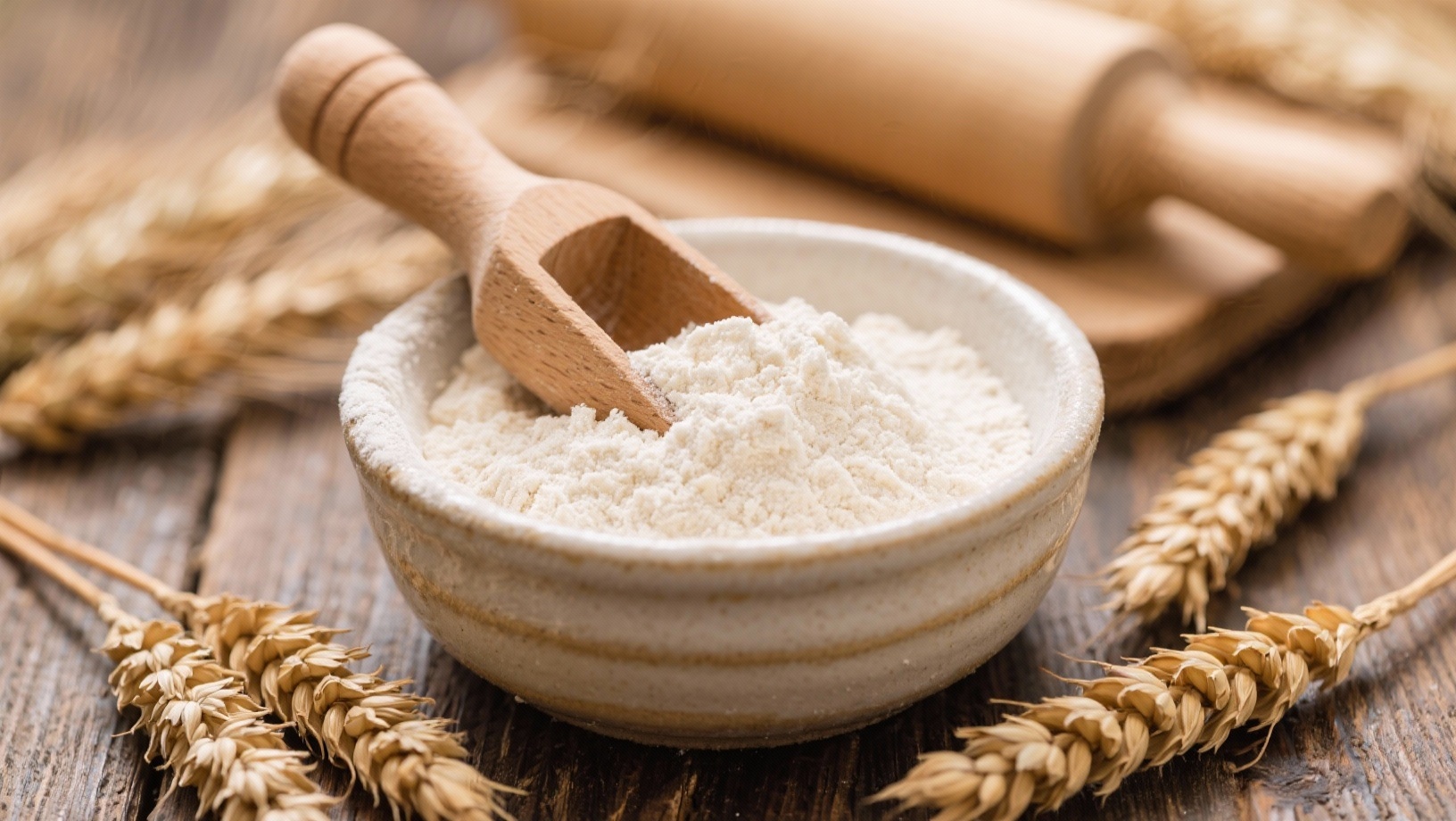 Farine de blé et épis de blé