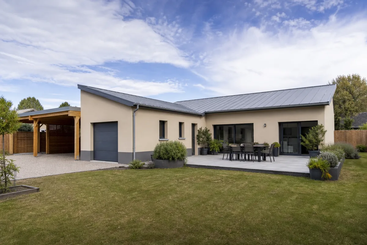 Maison contemporaine de plain-pied en L avec garage accolé et terrasse