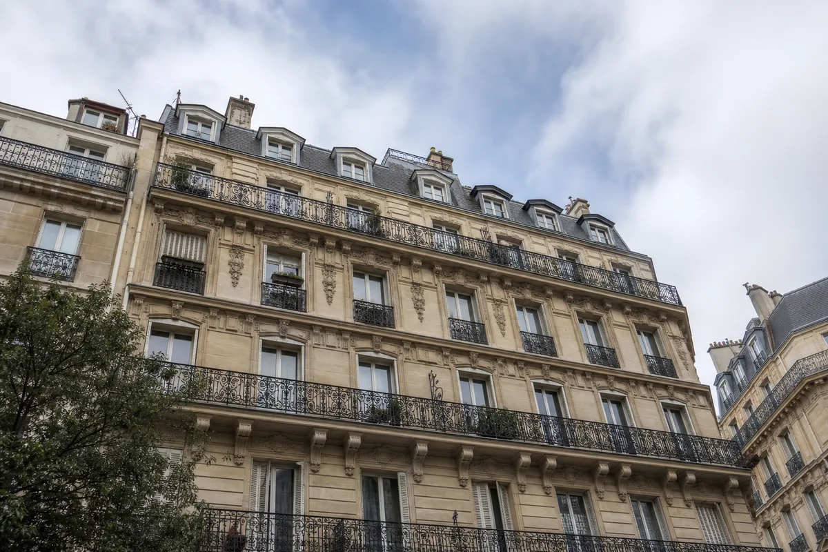 Façade d’un immeuble d’habitation avec balcons, vue en contre-plongée